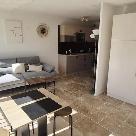 Moderne Design Avec Vu Sur Jardin , Piscine Appartement